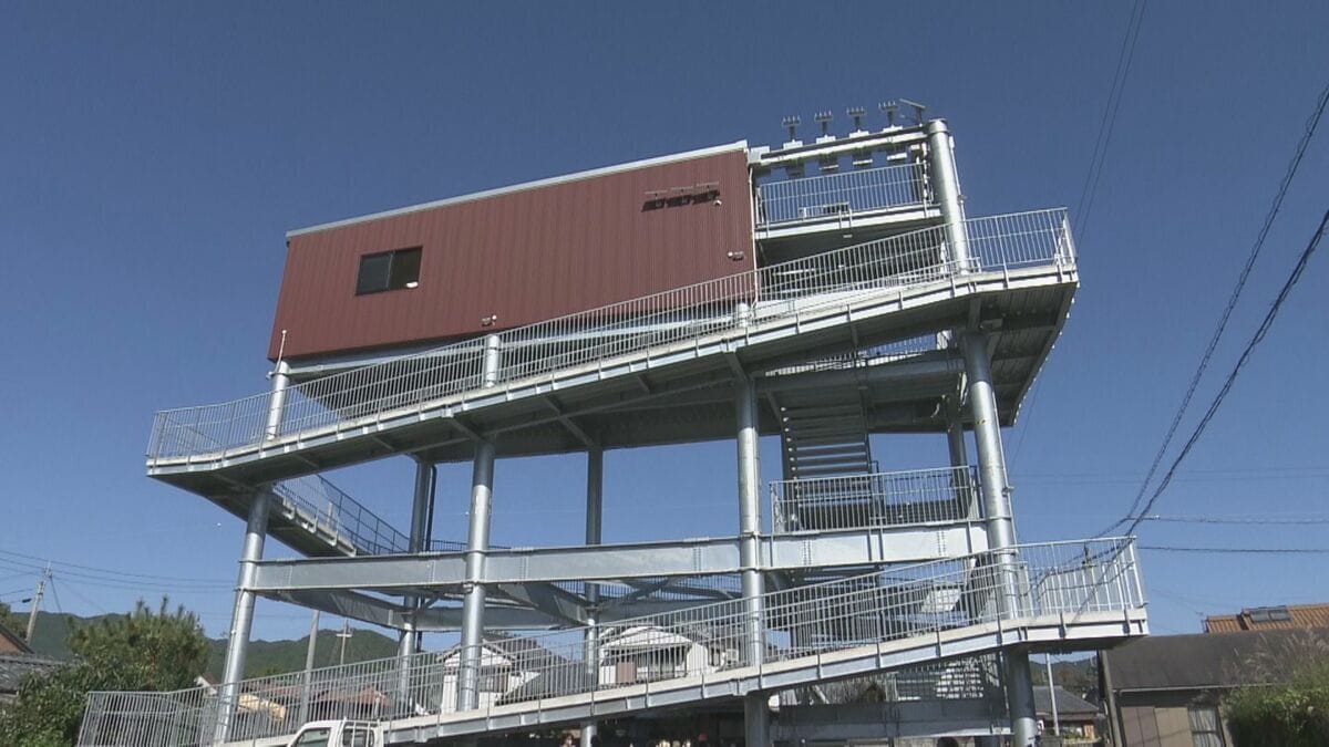 南海トラフ巨大地震を想定し津波防災訓練　高さ14mの津波避難タワーに住民がのぼり備品確認や炊き出し　三重・紀宝町