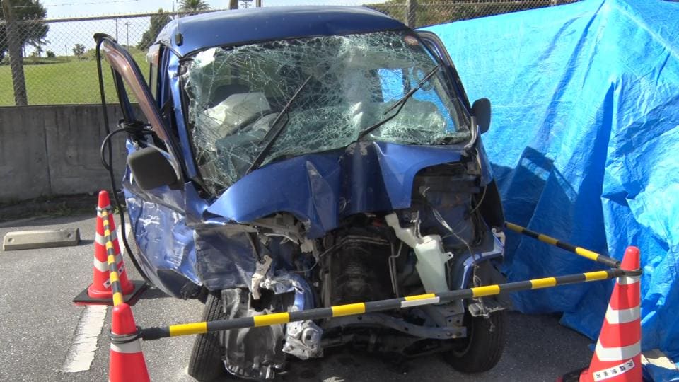 軽乗用車が道路脇の壁に衝突、71歳の男性が死亡　車は原形をとどめず　沖縄市