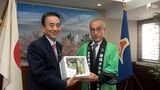 産出額日本一誇る静岡県産わさびをPR 生産者が本わさびを鈴木康友知事に贈呈=静岡 | 静岡のニュース | SBSNEWS | 静岡放送