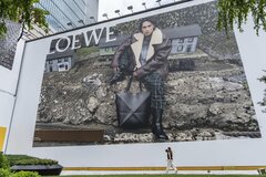 ロエベなど高級ブランドが手頃なアクセサリー投入、客足の回復狙う| TBS CROSS DIG with Bloomberg