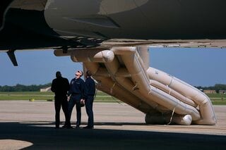 米大統領専用機の緊急脱出スライドが誤作動、トランプ氏の出発遅れる| TBS CROSS DIG with Bloomberg