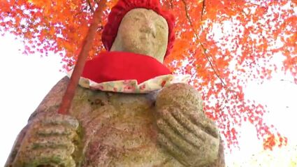 真っ赤な“もみじの傘”さすお地蔵さま JR高山線の線路脇でそっと地域を