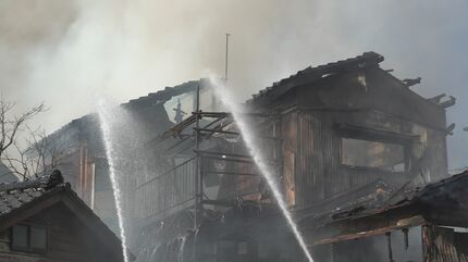 5棟に次々と燃え移った炎…住宅密集地で火事 けが人なし 石川・輪島市
