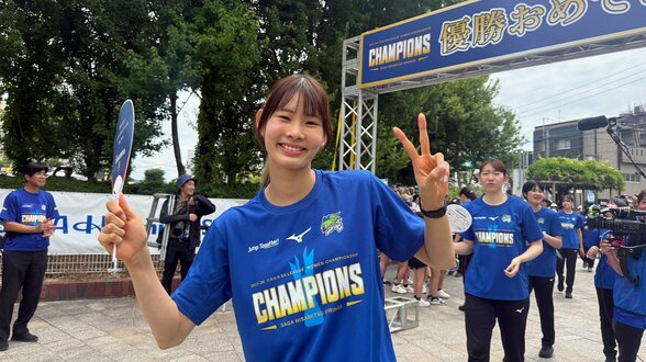SVリーグ2代目女王 SAGA久光が地元・佐賀で優勝パレード 中田久美監督、連覇へ「勝ち続けることのほうが難しい」|TBS NEWS DIG