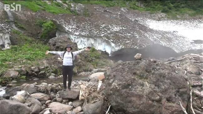 「天然のクーラーに涼みに来て」猛暑続きで非常に暑い夏に“究極のひんやりスポット” 万年雪はいかが? 新潟・魚沼市|TBS NEWS DIG