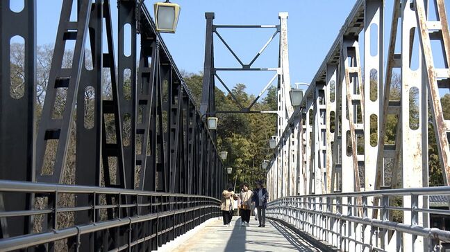 今だけ！珍しい様子が人気… 岡山城と岡山後楽園を結ぶ「月見橋」の塗り替え工事で現れた姿とは|TBS NEWS DIG