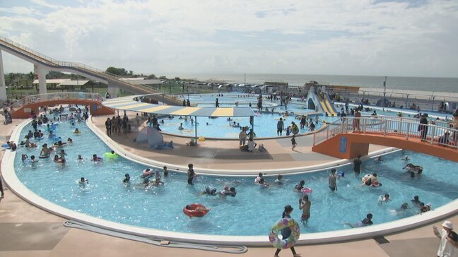 猛暑のお盆休みに笑顔はじける！プールに帰省客ら1200人超、涼を求め大賑わい　富山・魚津市|TBS NEWS DIG