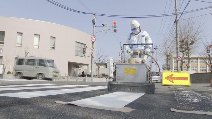「まもなく新学期」除雪などで削れて薄くなった『横断歩道』を塗りなおし　約1250本を塗りなおす予定　|　青森のニュース│ATV NEWS│青森テレビ