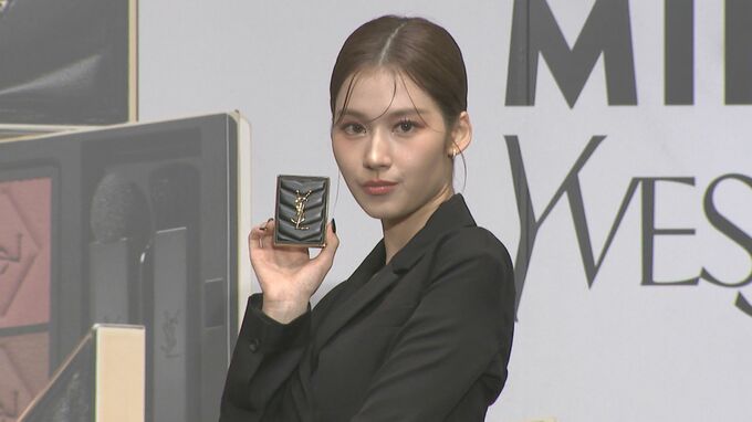 【TWICE SANA】イヴ・サンローラン・ボーテの新商品発表会　ブラックジャケットとミニスカートで大人の魅力を披露　|TBS NEWS DIG