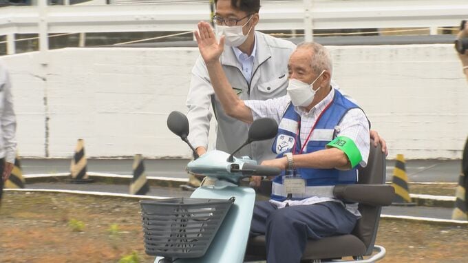 横断歩道で手を上げると車の停止率は1.5倍に！でも大人は手を上げるのが恥ずかしい… どうやって手を上げる？　|　愛媛のニュース - Nスタえひめ｜あいテレビは6チャンネル