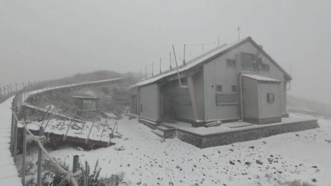 大山頂上付近に雪　平地ではあられも　寒気流れ込み大気不安定|TBS NEWS DIG