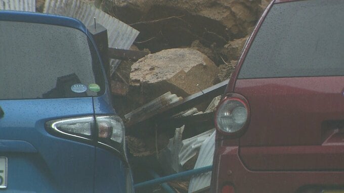 大雨の影響か　家の裏山 崩れて 車２台がつぶされる　けが人なし 【長崎県佐世保市黒髪町】|TBS NEWS DIG