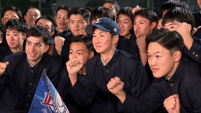 北海道で西武ファンが神対応！ドラフト指名後の記念撮影で西武育成3位・川下将勲に帽子提供|TBS NEWS DIG