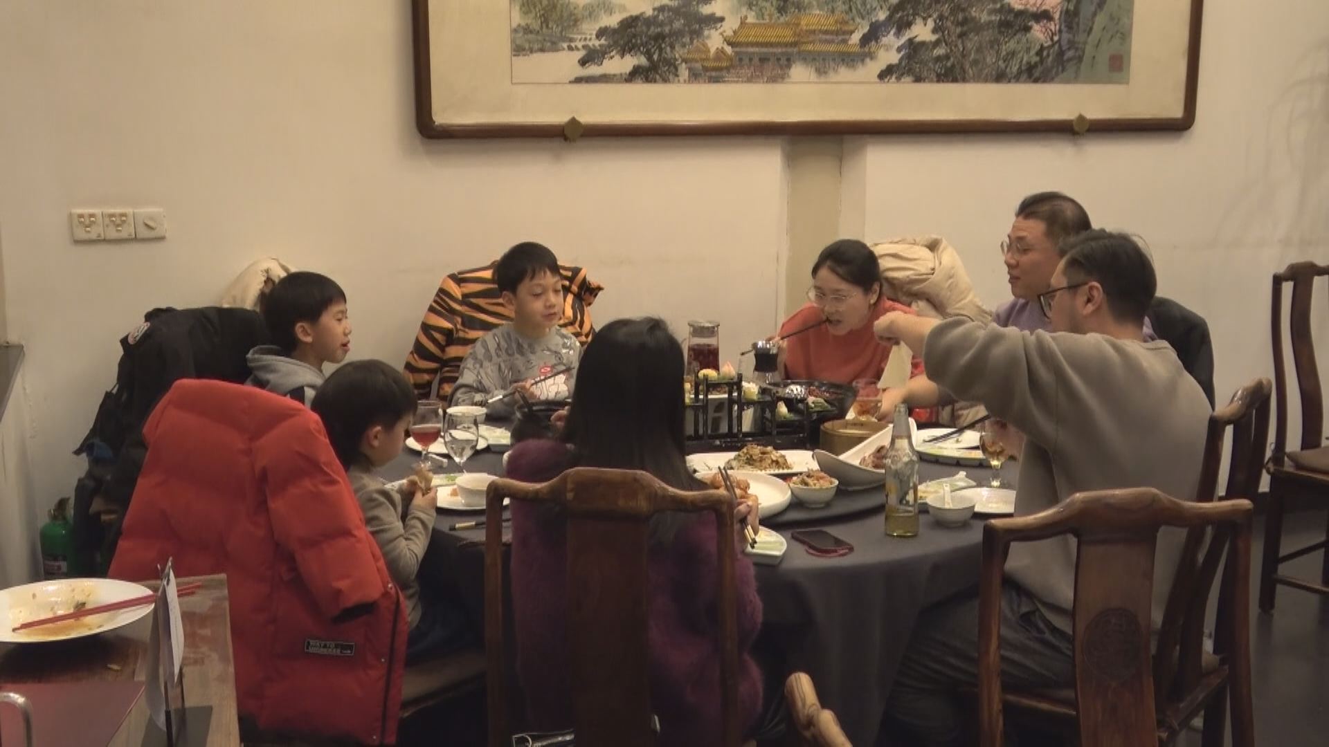 中国で4年ぶりに行動制限のない「春節」、「大晦日」は飲食店で家族が食事を楽しむ姿も | TBS NEWS DIG