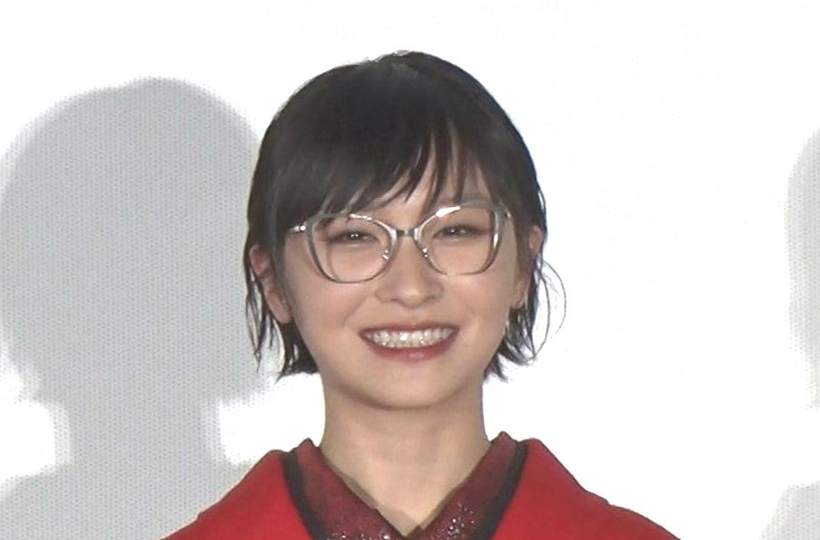 新しい学校のリーダーズ・SUZUKA 】 鏡開きの酒樽を覗き込みながら