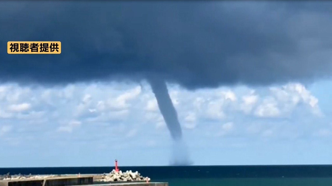 動画】庄内沖に巨大な竜巻 視聴者が捉えた動画には、はっきりと水を