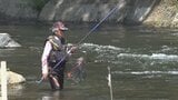 「釣果は40～50匹」　大勢の太公望が解禁日にアユの友釣りを楽しむ　山梨・桂川|TBS NEWS DIG