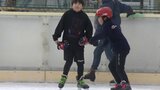 オープン日が3週間遅れる 氷の厚さは5センチほど 岩手県営スケート場オープン 家族連れやスケート部員らが初滑り楽しむ|TBS NEWS DIG