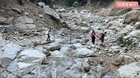 【画像あり】取り残されていた約80人がふもとに下る【土石流で北アルプス登山口に通じる道路寸断】登山者など約390人が一時孤立状態…長野県が仮の橋を設置…台風15号接近などのため、仮の橋通れるのは10日午後5時まで|TBS NEWS DIG