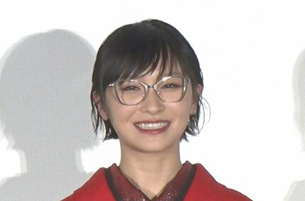 新しい学校のリーダーズ・SUZUKA 】 鏡開きの酒樽を覗き込みながら