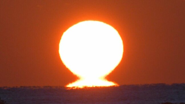 冬の風物詩「だるま夕日」宿毛湾で輝く 「ひと冬で15回ほど」気象条件が揃わないと見られない“幸運の夕日”|TBS NEWS DIG