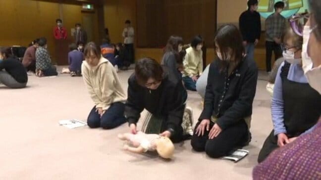 愛媛・新居浜の誤えん事故受け研修 保育士ら70人が参加し心肺蘇生やライブ映像119の操作を習得|TBS NEWS DIG