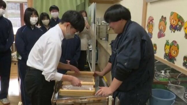 「思ったより繊細な作業で、中々難しい」手漉きで卒業証書づくり 愛媛県・四国中央市|TBS NEWS DIG