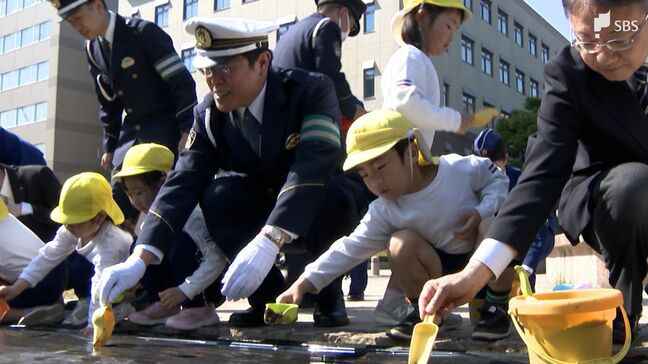 交通安全願い園児がヒマワリの種まき「運動が広がること期待」県警本部長や浜松市長と一緒に＝静岡|TBS NEWS DIG