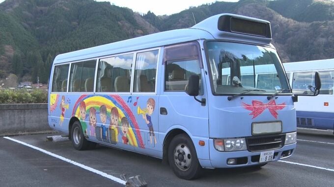 町営スクールバスで眠ってしまった小学2年の児童が車内に置き去りに…バスは車庫に帰ってしまった　「子どもが帰っていないのですが、図書館にいないですか？」父親が車庫のバス内で眠る児童を発見|TBS NEWS DIG