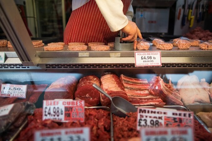 英の食料品価格が急騰、牛肉25％高－インフレ定着リスクを中銀は警戒