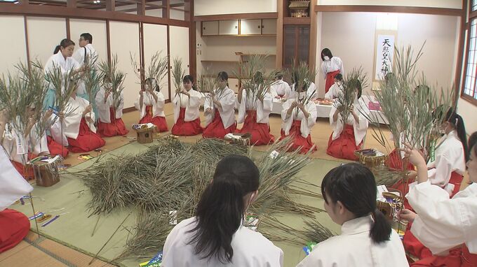 30人の巫女が正月の縁起物作り　「ハッピーな気持ちでいてくれたら」|TBS NEWS DIG