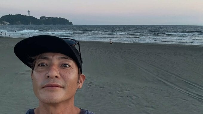 【 つるの剛士 】「夏から秋の間の季節、なき」独特の表現で行く夏を惜しむ　家族全員での帰省ショットで “ばいばい、夏” |TBS NEWS DIG