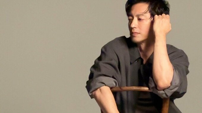 【 大沢たかお 】 “秋の装い” 　チャコールのジャケットに茶のパンツで撮影の一コマ　フォロワー賛辞「10月のファンミ楽しみ」|TBS NEWS DIG