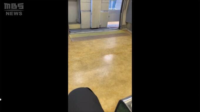 【瞬間映像】ドアが開いたまま電車が約10m走行のトラブル　JR大阪駅　発車の際ブレーキ緩めた瞬間動き出す|TBS NEWS DIG
