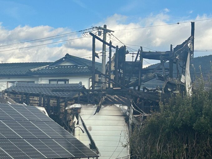 70代の夫婦が軽いやけど負い搬送「建物全体が燃えている」箕輪町で住宅火災…40代息子は外出中でけがなし　|　SBC NEWS | 長野のニュース | SBC信越放送