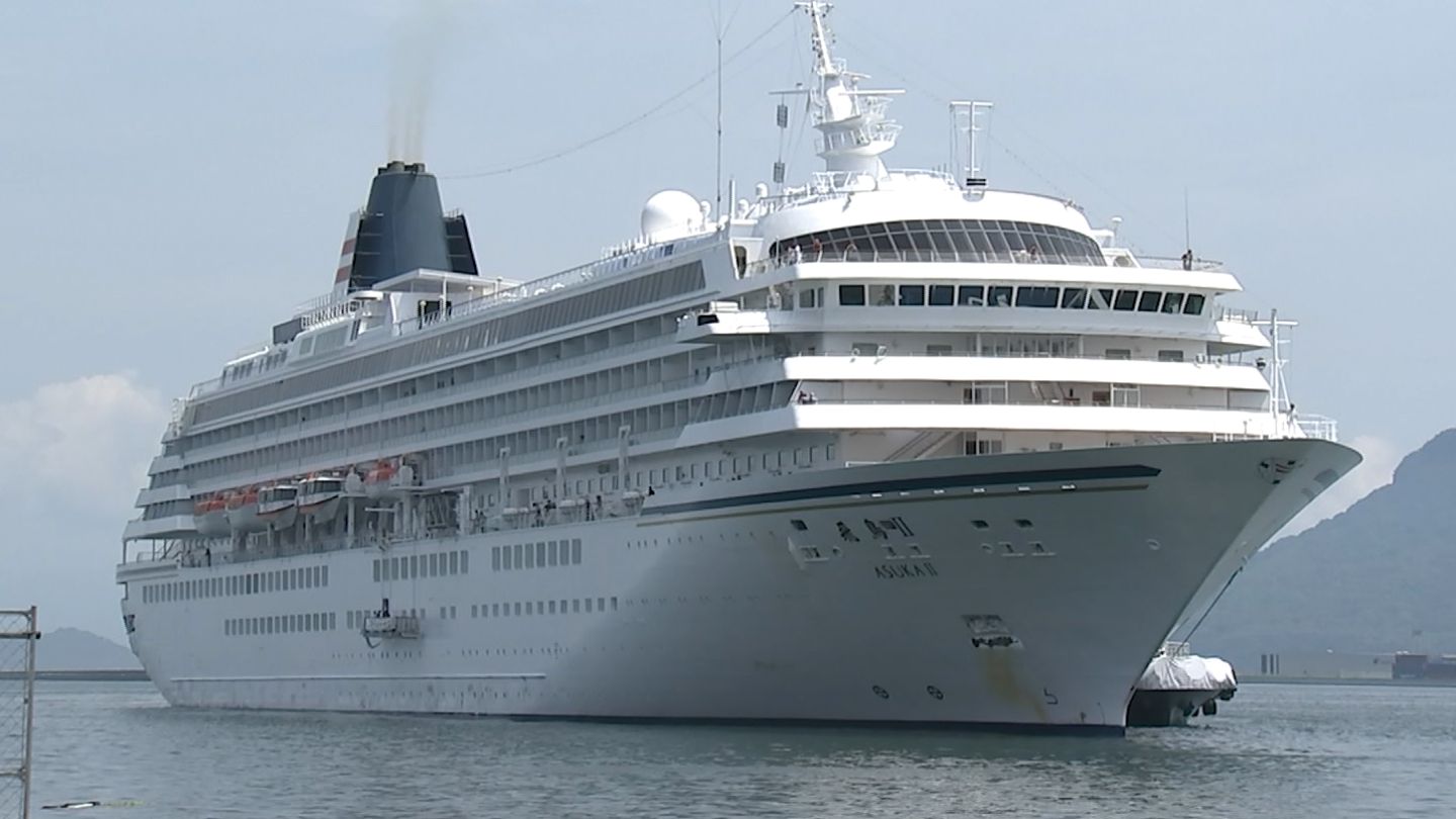 今年初めて、5万トンのクルーズ船「飛鳥II」が高松港に寄港 今年は21回