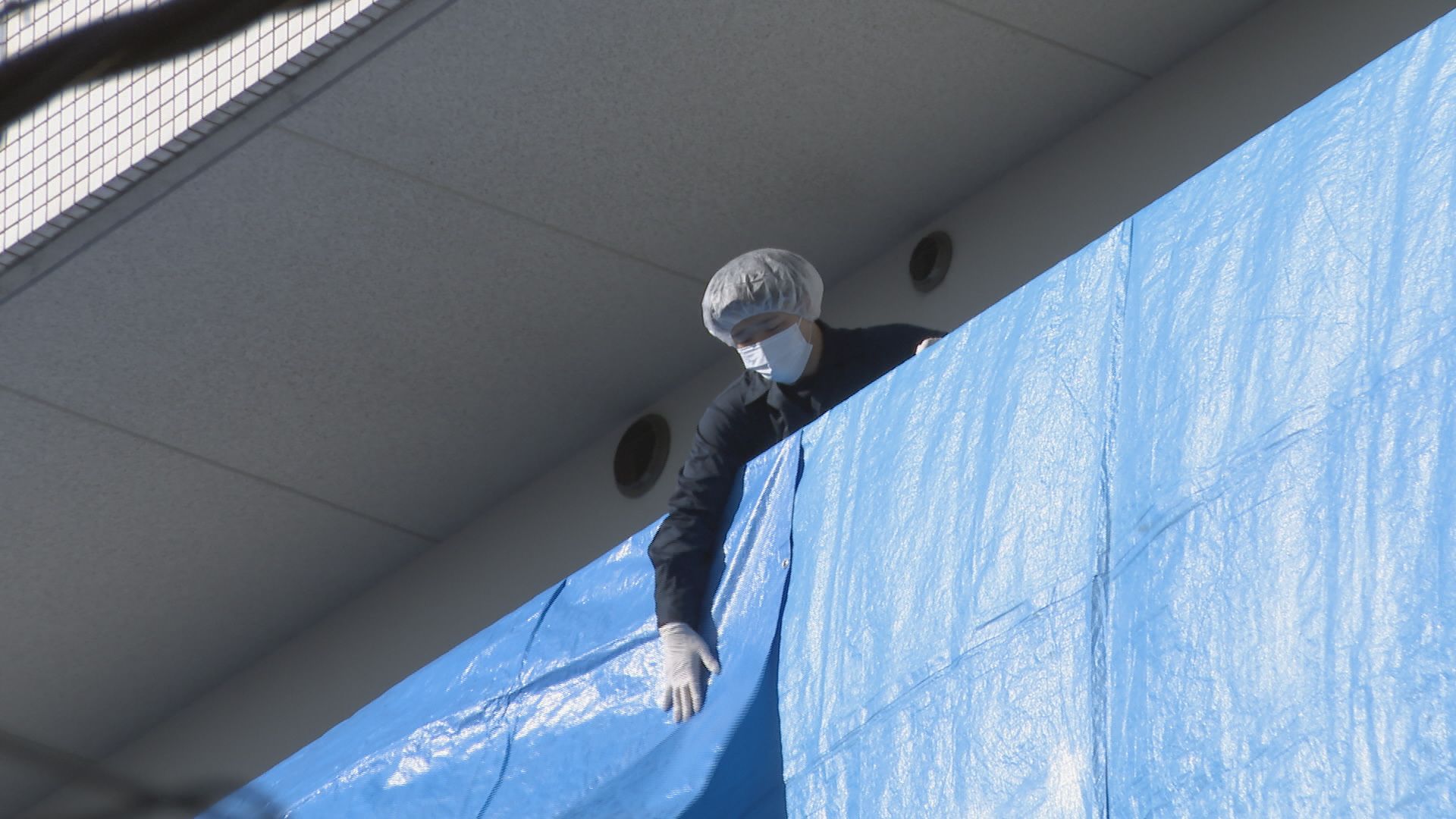 男性遺体はクローゼットの中で“布のようなものに包まれていた”　部屋は外から“目張り” 現場検証続く 