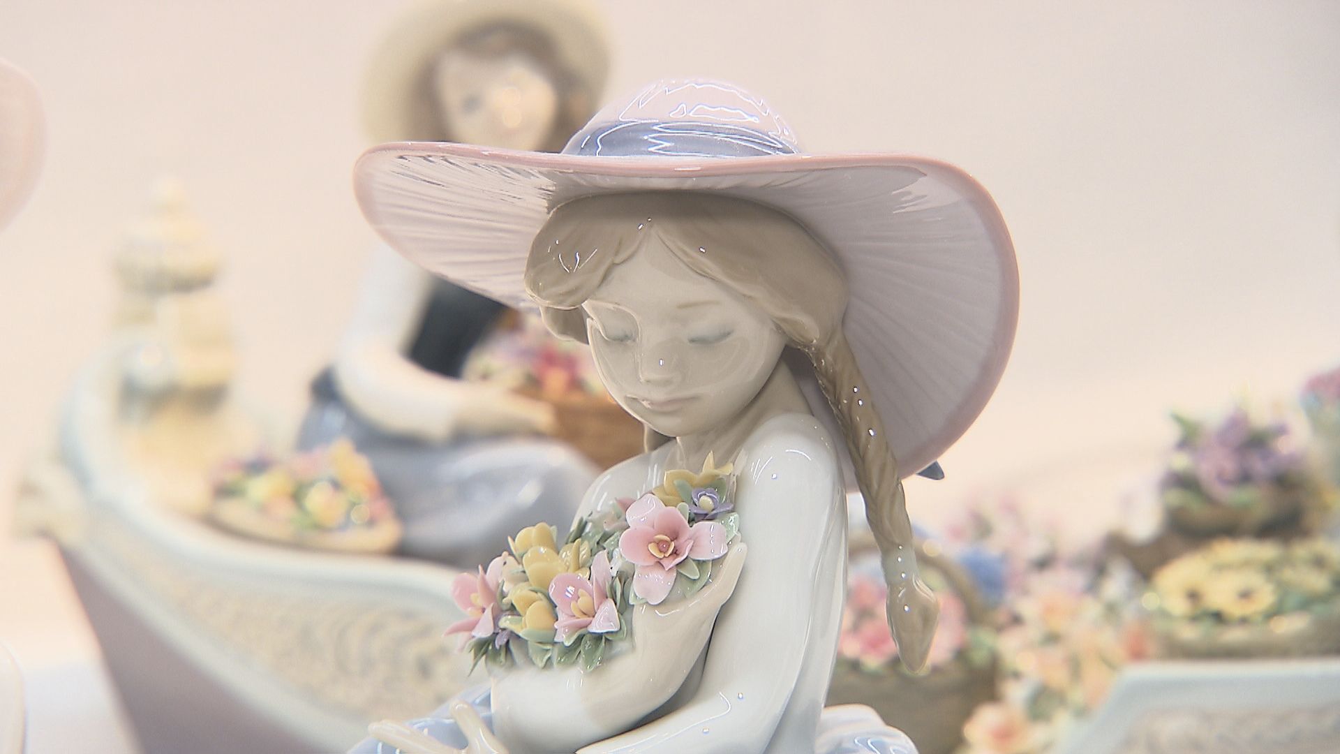 淡い色使い、繊細な細工…スペインの磁器「リヤドロ」展示会始まる 福島