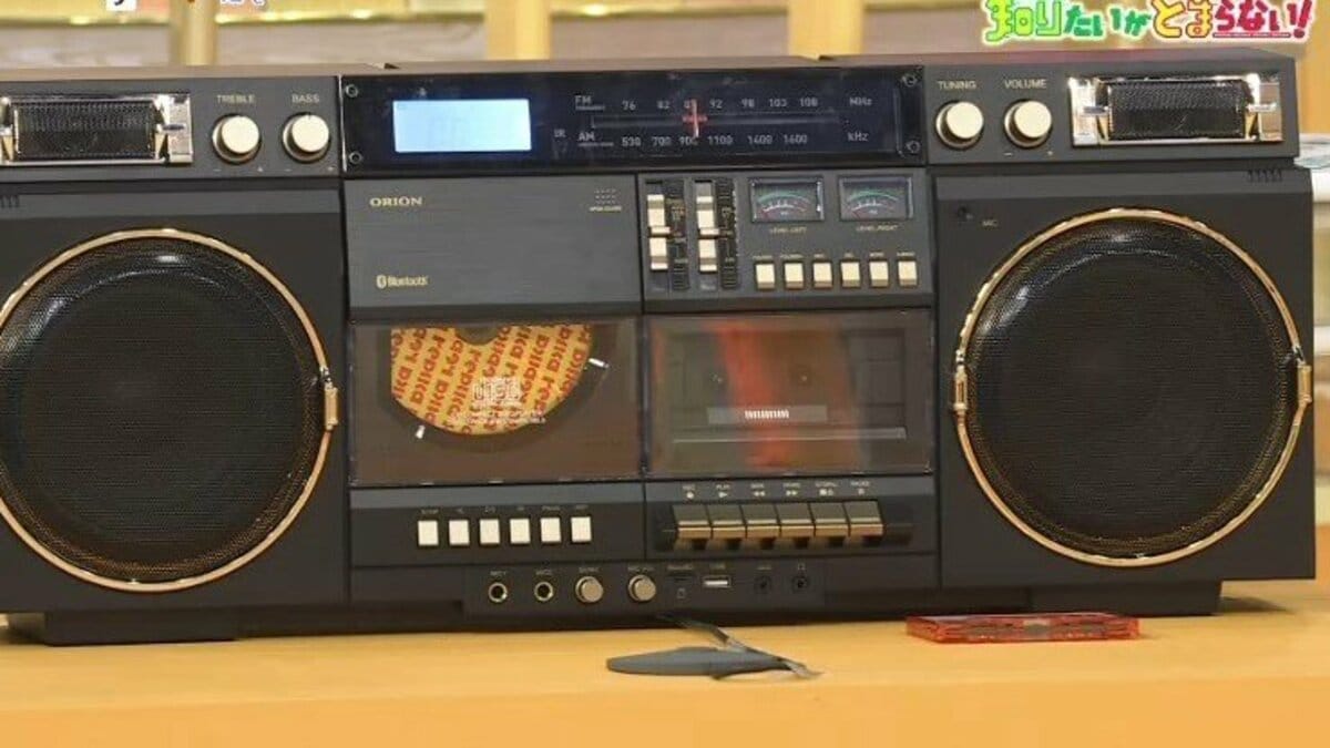 令和に新発売、懐かしのラジカセ 音のチープな感じがいいと若者が
