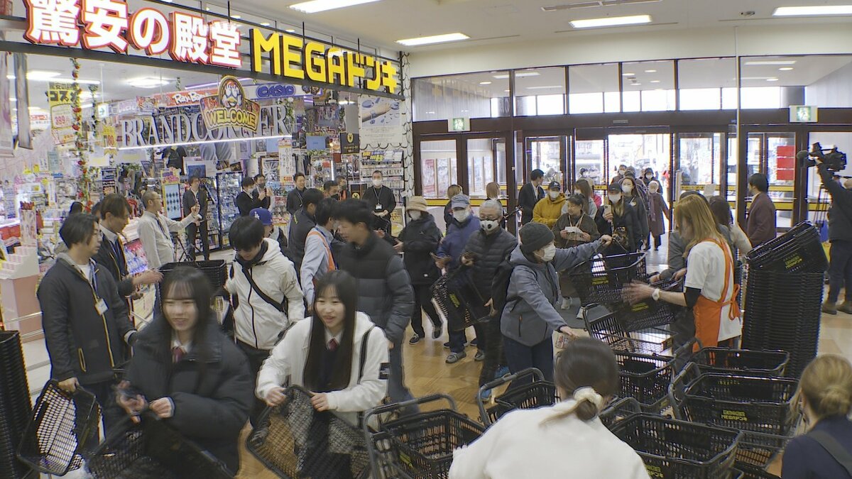 「ありがたい!ましてドンキですもの」初進出の『MEGAドン・キホーテ』開店前に200人の列 商圏拡大にも期待高まる | TBS NEWS DIG