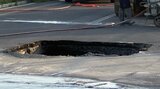 【速報・追記あり】青森県六戸町の県道で道路が陥没　道路の真ん中に直径約1ｍ・深さ約2ｍの穴「県道のセンターラインに穴が開いている」　周辺は全面通行止め|TBS NEWS DIG