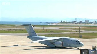 新潟空港に緊急着陸の航空自衛隊のC2輸送機　窓が開いた原因の調査続き離陸の目途は立たず|TBS NEWS DIG