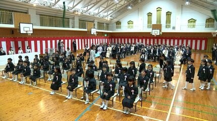 多くの小学校で入学式 ぴかぴかの制服に身を包んで入場「すべり台し