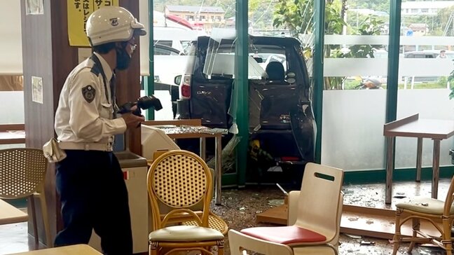 【画像あり】量販店のフードコートにバックで車突っ込む、4人巻き込まれ2人を搬送【高知】|TBS NEWS DIG