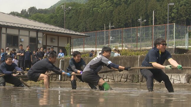力の入った熱戦！　水を張った田んぼで「どろんこ綱引き」　優勝チームには地元産のコメ50キロ|TBS NEWS DIG