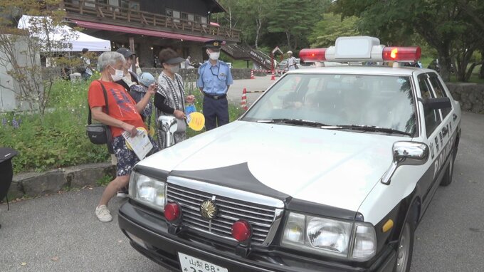 夏休み中の交通事故防止呼びかけ　表舞台に登場するのは最後　パトカー・セドリックの乗車体験も|TBS NEWS DIG