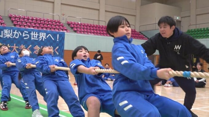 県内の頂点目指し熱戦！　チームで力を合わせて綱を引く綱引選手権大会　|　山梨のニュース | ＵＴＹテレビ山梨