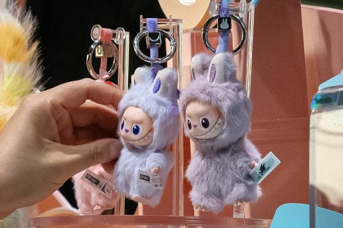 「ラブブ」の中国ポップマート、株価急落－指数組み入れ後の利益確定