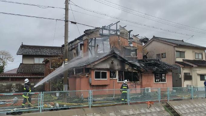 国道156号近くで建物火災　やけどの60代男性を搬送　火はほぼ消し止める　富山・高岡市|TBS NEWS DIG