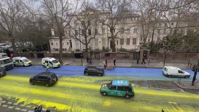 巨大ウクライナ旗のペイント出現　在英ロシア大使館前の道路